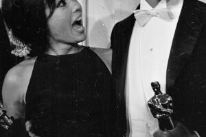 Rita Moreno y George Chakiris en la ceremonia del Oscar de 1962
