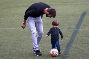 Piqué feliz con el pequeño Sasha