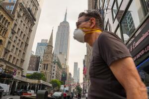 Humo en NY por incendios