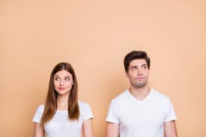 pareja_pensando_confondo_de_color_carne.jpg