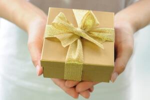 Sugieren hacer las compras navideñas con tiempo para evitar inconvenientes por alza de precios y retrasos en Estados Unidos