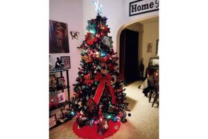 Árbol de Navidad negro con adornos rojos