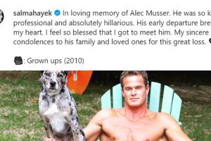 Este es el mensaje que Salma Hayek dedicó a su compañero Alec Musser, con quien trabajó en 'Grown Ups' ('Son como niños'). El actor murió de manera repentina el pasado fin de semana a los 50 años.    