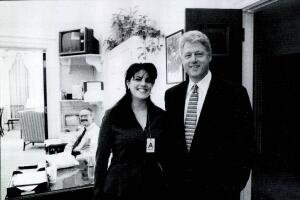 La exbecaria de la Casa Blanca, Monica Lewinsky, junto con el entonces presidente, Bill Clinton.