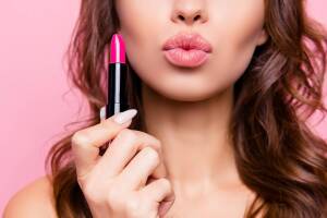 mujer-con-labial-rosa.jpg