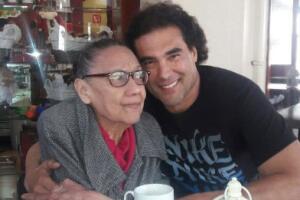 Eduardo Yáñez y su mamá