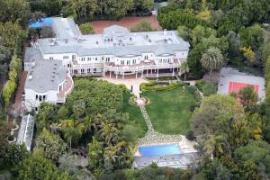 Esta es la mansión de 65 millones de dólares que les habría interesa comprar a JLo y Ben Affleck. 