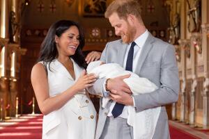 Meghan Markle primer look mamá