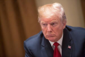 Para algunos expertos, Trump podría estar jugando con fuego al insistir en querer declarar bajo juramento.