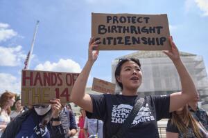 Hannah Liu, de 26 años y residente de Washington, sostiene un cartel en apoyo a la ciudadanía por nacimiento, el jueves 15 de mayo de 2025, frente a la Corte Suprema en Washington. "Mis padres son inmigrantes chinos. Vinieron aquí con visas temporales, así que obtuve mi ciudadanía por nacimiento". 