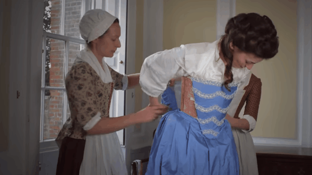 gif ayudar a una mujer a vestirse