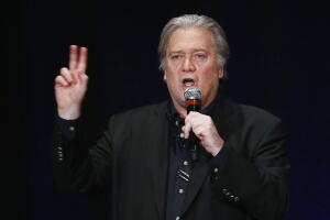 Steve Bannon en una foto de la semana pasada durante un evento de apoyo a Kelli Ward, la rival de Jeff Flake en Arizona.