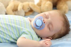 bebe_con_chupon (2).jpg