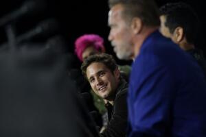 Diego Boneta y Arnold Schwarzenegger.jpg
