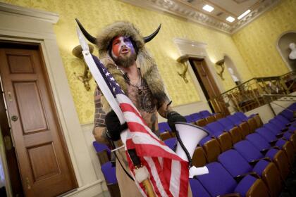 (FOTOS) PRIMERA VEZ EN LA HISTORIA DE EEUU QUE PASA EN EL CAPITOLIO 49 WASHINGTON, DC - JANUARY 06: A protester yells inside the Senate Chamber on January 06, 2021 in Washington, DC. Congress held a joint session today to ratify President-elect Joe Biden's 306-232 Electoral College win over President Donald Trump. Pro-Trump protesters entered the U.S. Capitol building during mass demonstrations in the nation's capital. (Photo by Win McNamee/Getty Images)