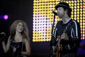 Colombian singer Shakira (L) and Argenti