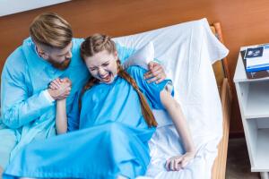 mujer-parto-pareja-hospital-grito.jpg