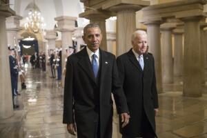 El presidente Barack Obama y el vicepresidente Joe Biden caminan en el interior del Congreso hacia la toma de posesión de Donald Trump, el 17 de enero del 2020.