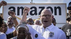 Miles de trabajadores de Amazon van a huelga exigiendo "beneficios básicos"