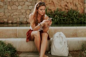 mujer mirando su telefono grosby.jpg