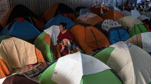 "Nos dio papeles y ya": cuestionan cifras de AMLO sobre migrantes