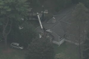 Grúa se derrumba sobre dos casas en River Vale, Nueva Jersey: rescatan a un gato.