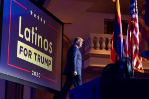 Trump está luchando por los votantes latinos en estados clave con Kamala Harris, quien sigue contando con el apoyo mayoritario de la comunidad.