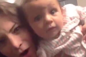 Silvia Navarro y su hijo León