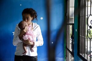 Heather Mack con su hija, esperando el veredicto en abril de 2015.