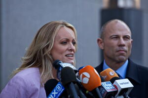 La actriz porno Stormy Daniels junto a su abogado, Michael Avenatti, frente a la corte federal en Nueva York, EEUU.