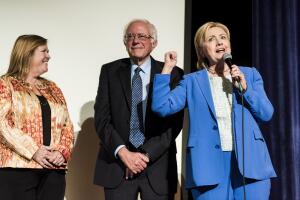 Bernie Sanders apoya a Hillary Clinton
