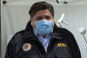 El gobernador J.B. Pritzker ha sido un defensor del uso de la mascarilla como herramienta para reducir el brote de coronavirus.