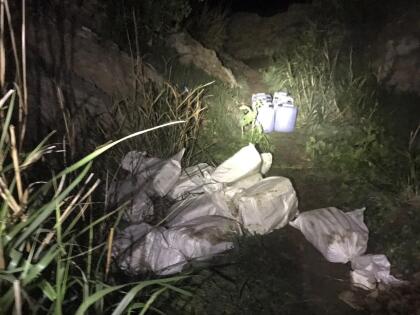 Este fue el cargamento colocado en la lancha en algún sitio de Ensenada. Los tripulantes debieron navegar durante tres días usando un localizador satelital GPS para llegar hasta Santa Bárbara. Un avión de la Guardia Costera trazó su ruta para interrumpir el intento de contrabando.