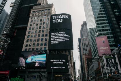 Coronavirus: carteles publicitarios del Times Square se llenan de mensajes de apoyo a los trabajadores esenciales 39 "Gracias. Doctores, enfermeras, socorristas, proveedores de salud, empleados de supermercados, camioneros, repartidores, y todos los trabajadores esenciales".
