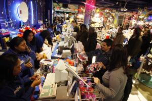 Compradores en Black Friday