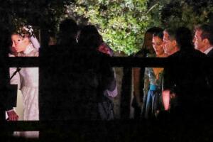 En esta foto se aprecia a Luis Miguel parado detrás de Stephanie Salas y su novio Humberto Zurita. 