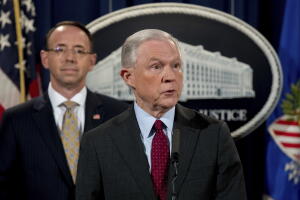 El fiscal general Jeff Sessions, acompañado por el vicefiscal Rod Rosenstein, en una conferencia de prensa en el Departamento de Justicia, el jueves 20 de julio.