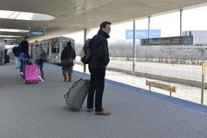 32 Injured As Commuter Train Derails At Chicago's O'Hare Airport