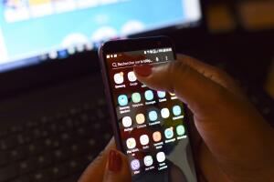 Las personas mayores son engañadas para hacer depósitos bancarios o compartir información financiera.