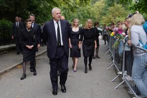 La princesa Ana y el príncipe Andres, al frente de un grupo de la Familia Real, saludan miembros del público a las afueras del castillo de Balmoral en Ballater, el 10 de septiembre de 2022, dos días después de que la reina Isabel II muriera a la edad de 96 años.