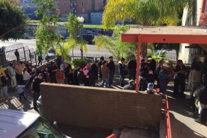 Migrantes en fila por consultas legales en Los Ángeles