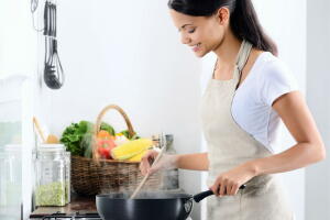 mulher_cozinha_com_oleo.jpg