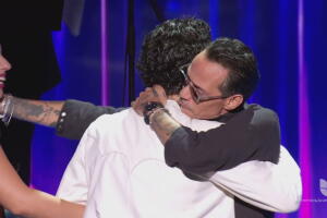 Nodal y Ábgela Aguilar le entregaron un premio a Marc Anthony