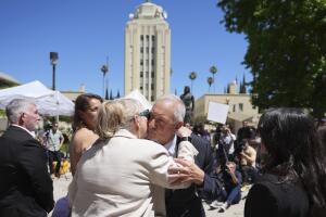El abogado Mark Geragos, defensor de Erik y Lyle Menéndez, al centro derecha, besa a un familiar de los hermanos después de una audiencia en su caso en el juzgado el viernes 9 de mayo de 2025 en Los Ángeles. 