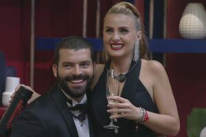 Adrián Di Monte y Nuja Amar durante el brindis en ¿Apostarías por mí?