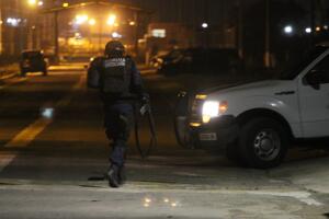Un policía federal camina entre calles oscuras de México (archivo)