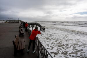 Norâeaster storm causes major coastal flooding in Long Island