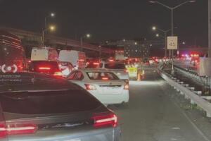 Accidente de autobús en la Long Island Expressway deja 2 muertos y 20 heridos.