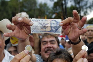 Un hombre muestra un billete de veinte pesos en las calles de la Ciudad de México. (archivo)