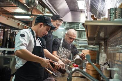 <b>Puesto 10. Cocineros. </b>Ganaron en promedio 25,272 dólares en 2018. Aunque muchos se forman en escuelas de cocina la mayoría de estos empleados se capacitan en el propio trabajo, que puede tener un alto nivel de complejidad y les obliga a estar muchas horas de pie. Se proyecta que la demanda de cocineros aumentará un 6% para 2026, el equivalente al crecimiento promedio en todos los trabajos. Hay 1,325,000 personas con este oficio en el país.